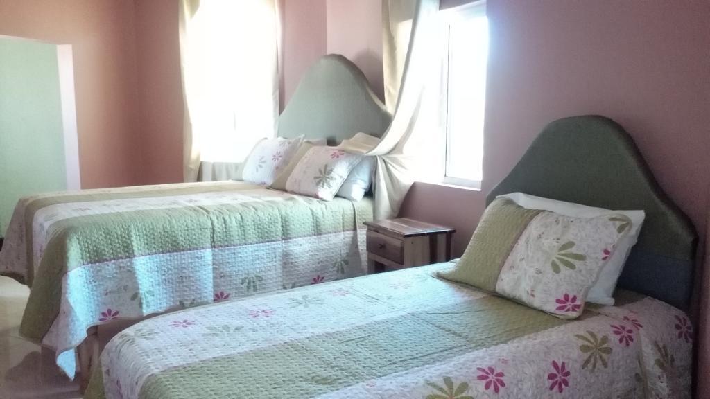 Hotel Tropik Leadonna Монтего Бей Стая снимка