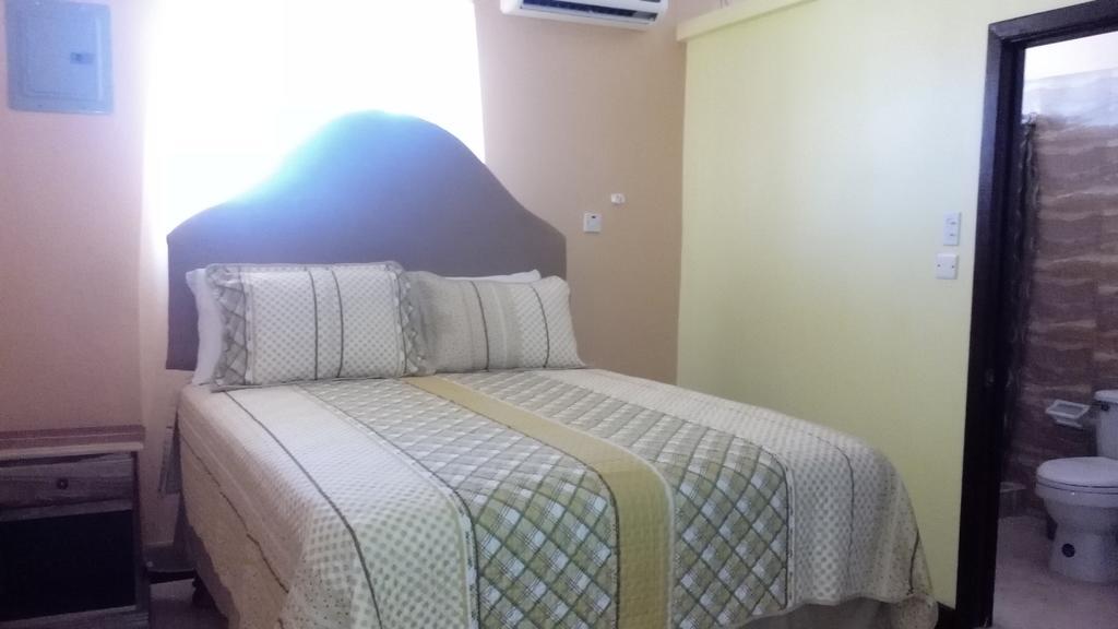 Hotel Tropik Leadonna Монтего Бей Екстериор снимка