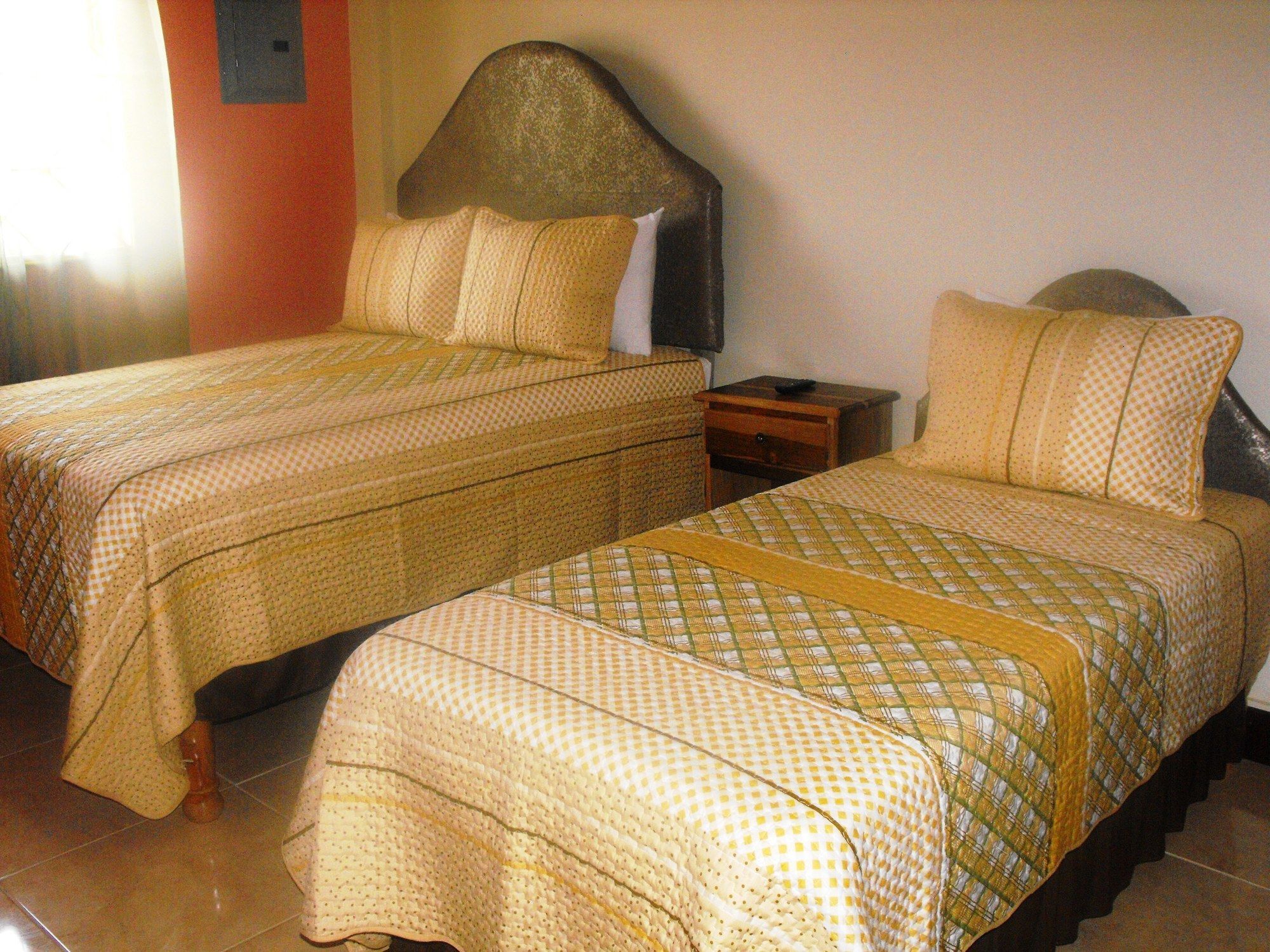 Hotel Tropik Leadonna Монтего Бей Екстериор снимка