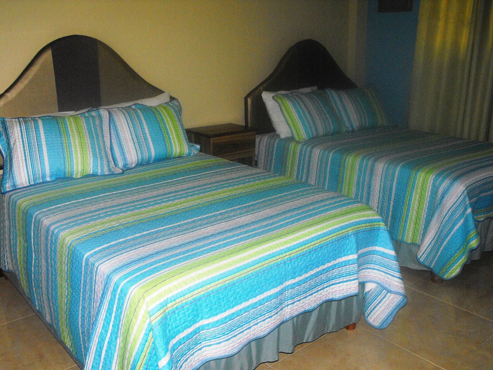 Hotel Tropik Leadonna Монтего Бей Екстериор снимка