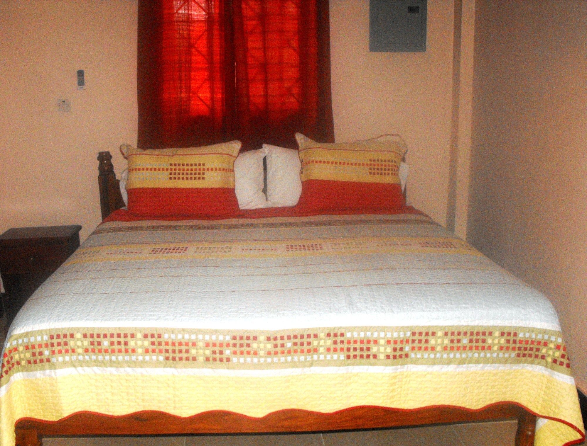 Hotel Tropik Leadonna Монтего Бей Екстериор снимка